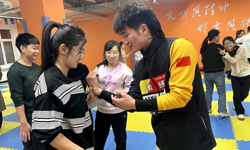 图2：青年翻腕练习.jpg