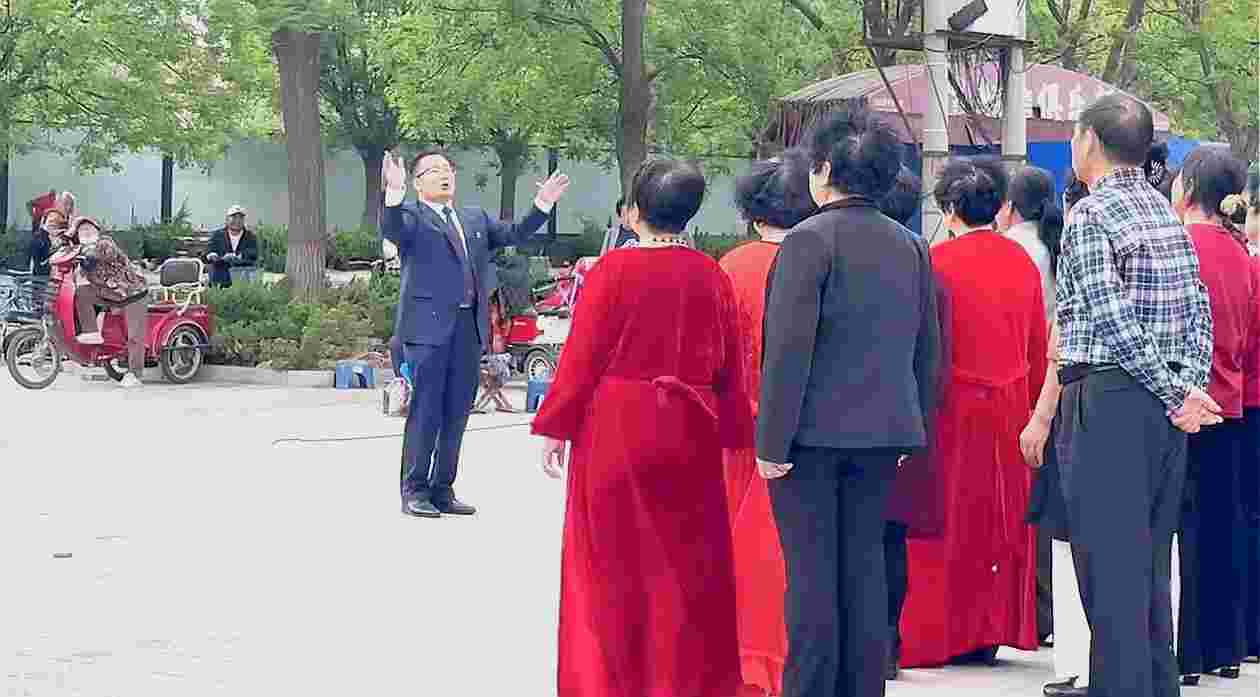 党建红引领青春绿・家社区筑梦新劳动