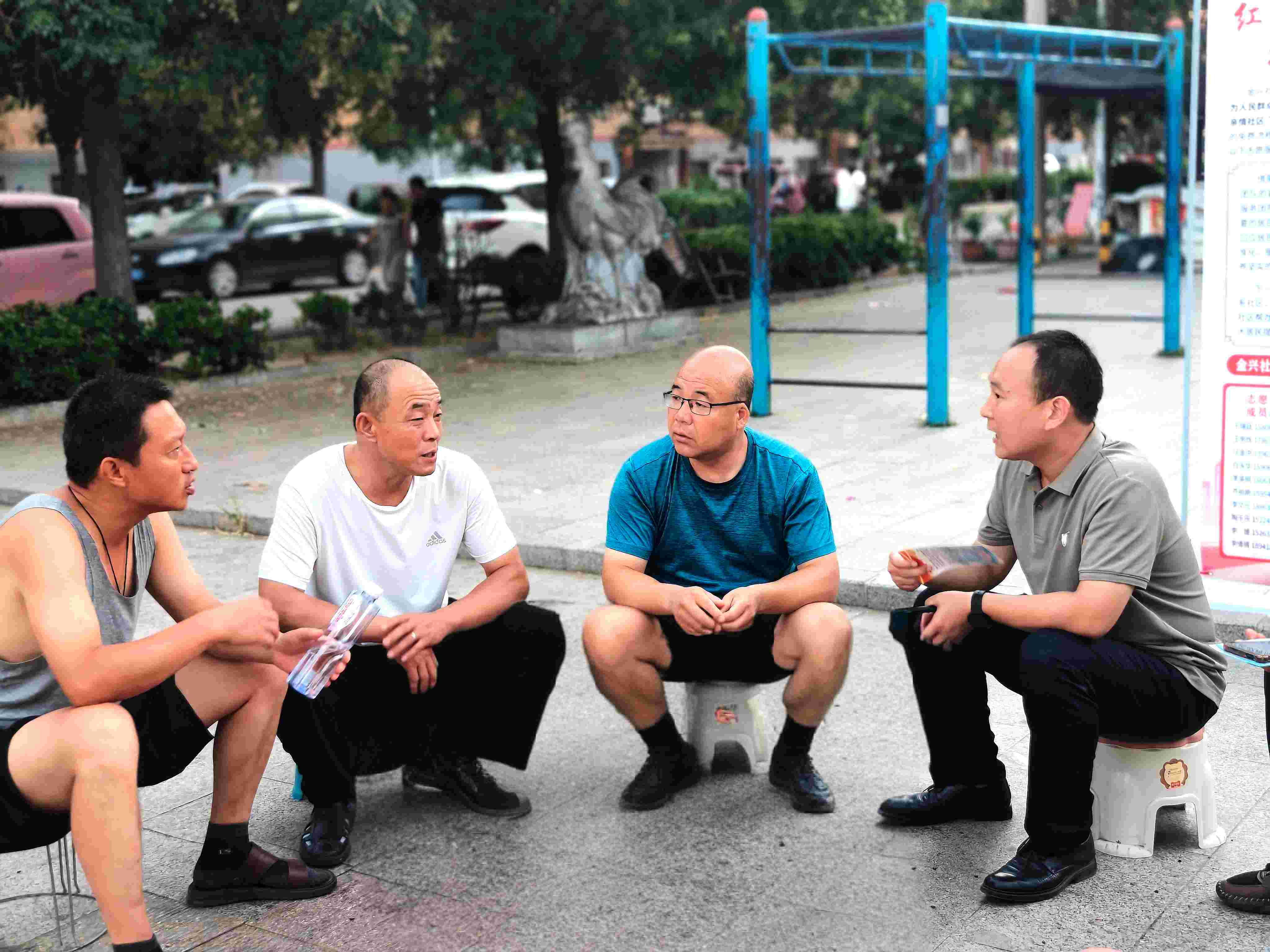 需求调查：社区书记与居民聊天.jpg